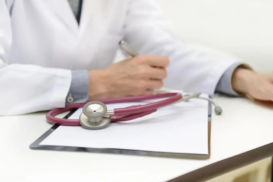 Kiedy ZUS wypłaca chorobowe po ustaniu zatrudnienia? Sprawdź zasady