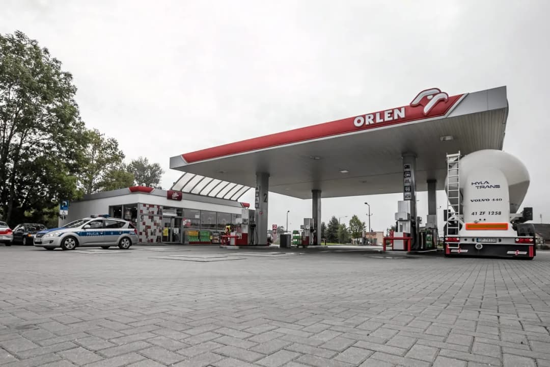 Ile zarabia pracownik stacji Orlen? Fakty, które musisz znać